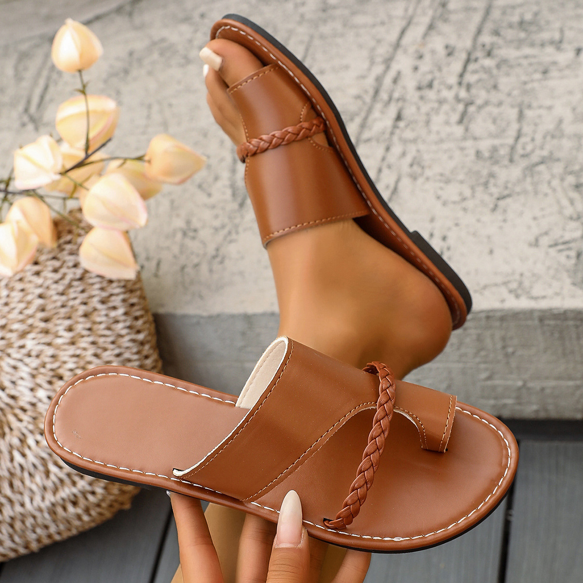 Cross-border 2025 Fashion flip-flops for women, export style, large-sized beach flip-flops, flat sandals, summer sandals wholesale details Picture