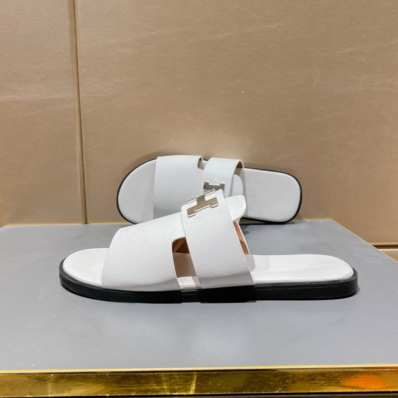 H Family's 2023 men's sandals, a versatile new style of fashionable beach slippers made of cowhide, are available at wholesale prices for export full figure