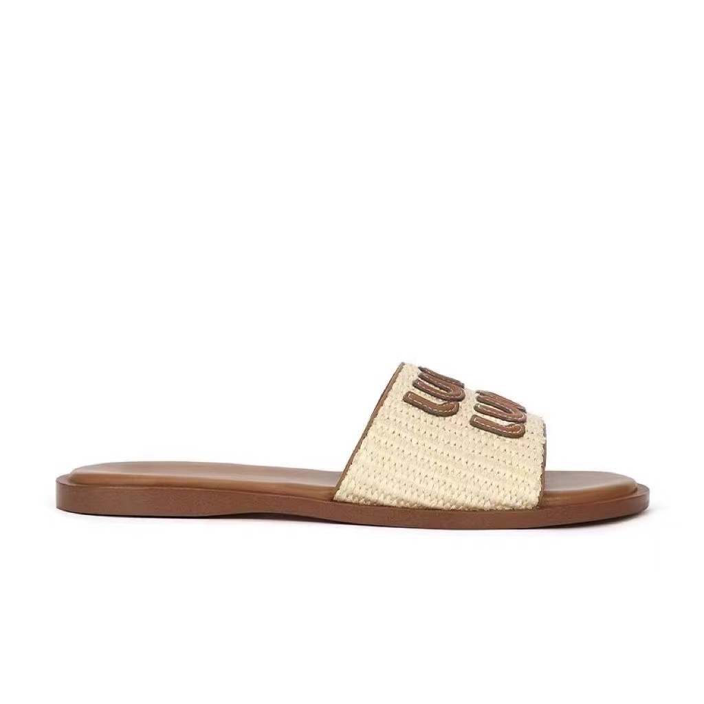 In the sweltering summer of 2024, the Amu family's vacation letter-woven flat beach casual flip-flops women's shoes are worn outside Item Picture