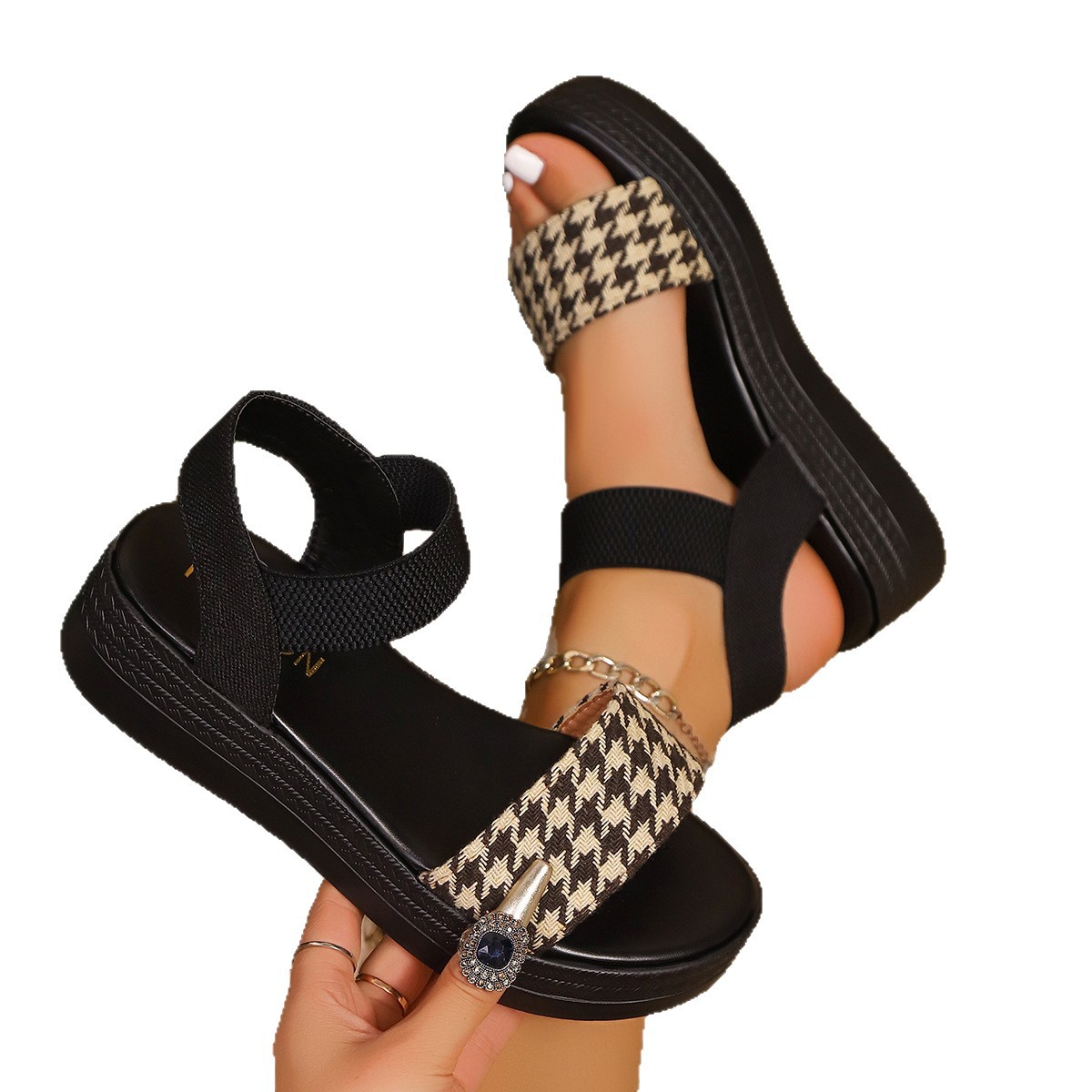 Cross-border wholesale of thick-soled woven sandals for women from Europe and America, fashionable large-sized casual flat sandals for women Item Picture