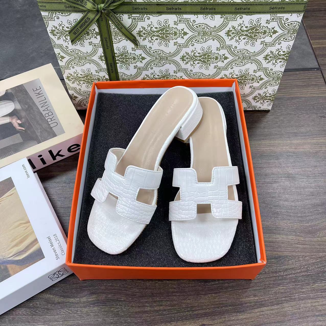 3 cm thick heel slippers for women to wear outside, new Spring/Summer 2025 versatile and fashionable snake-patterned one-shoulder flip-flops for export Specification drawing