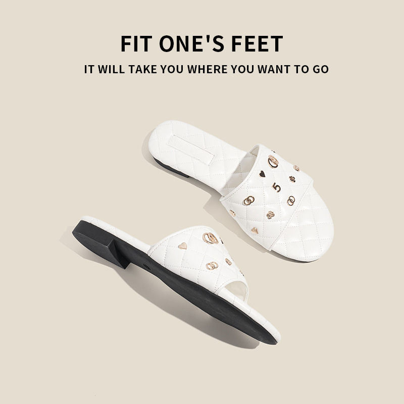 Xiaoxiangfeng metal logo diamond-patterned slippers 2025 new spring and summer one-line round toe flat flat outerwear beach shoes for women Application Scenario