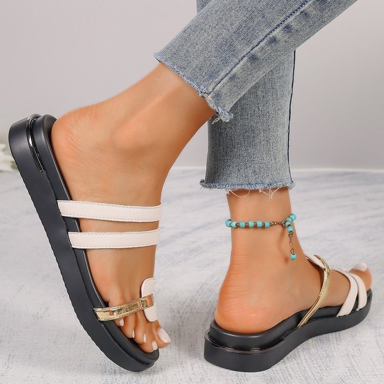 Wholesale of large-sized, cross-color, outdoor cooling slippers for women in the 2025 summer style of foreign trade women's shoes and slippers Application Scenario