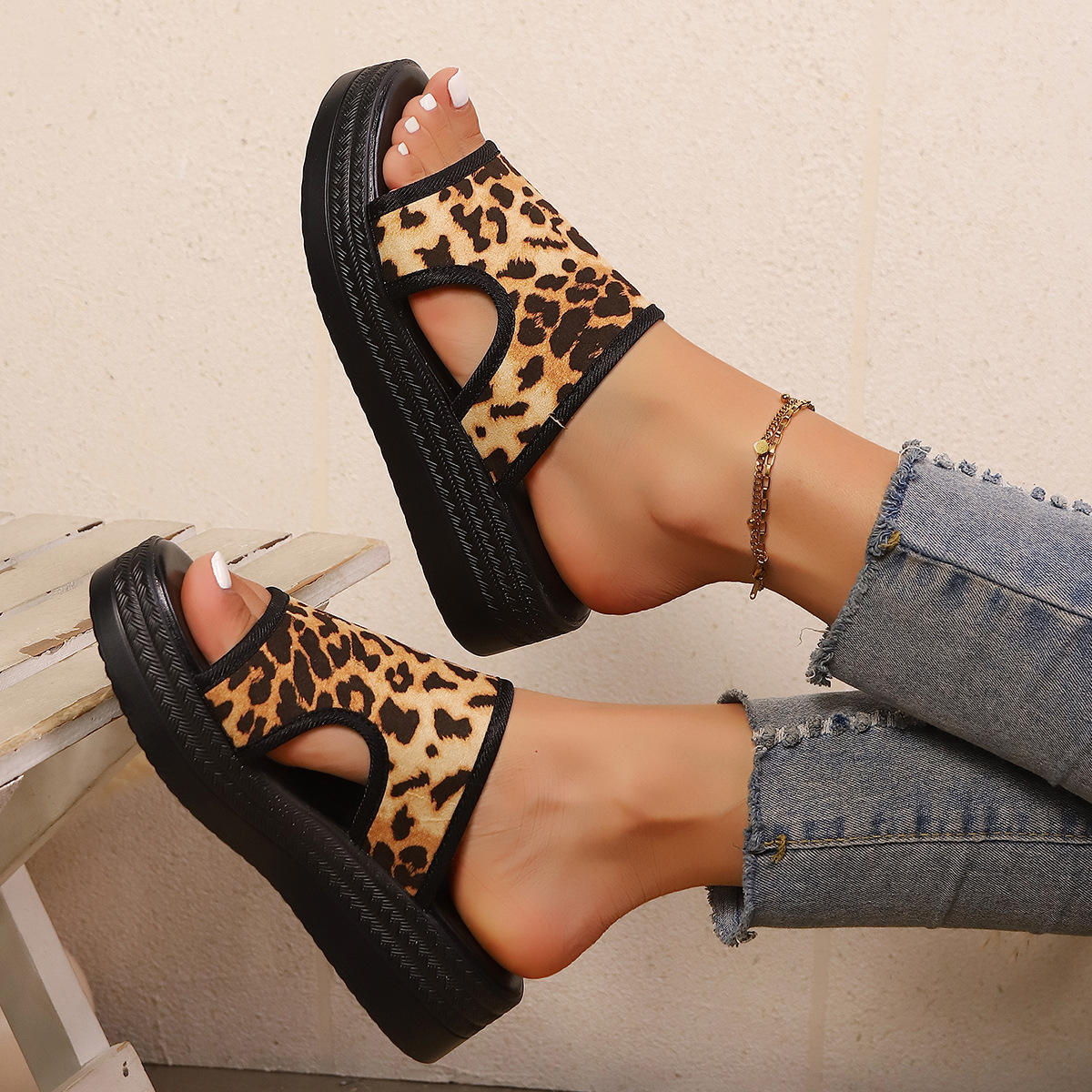 Large-sized European and American style cross-border trade leopard print thick-soled wedge heel one-strap flip-flops 2025 summer women's shoes in stock Application Scenario