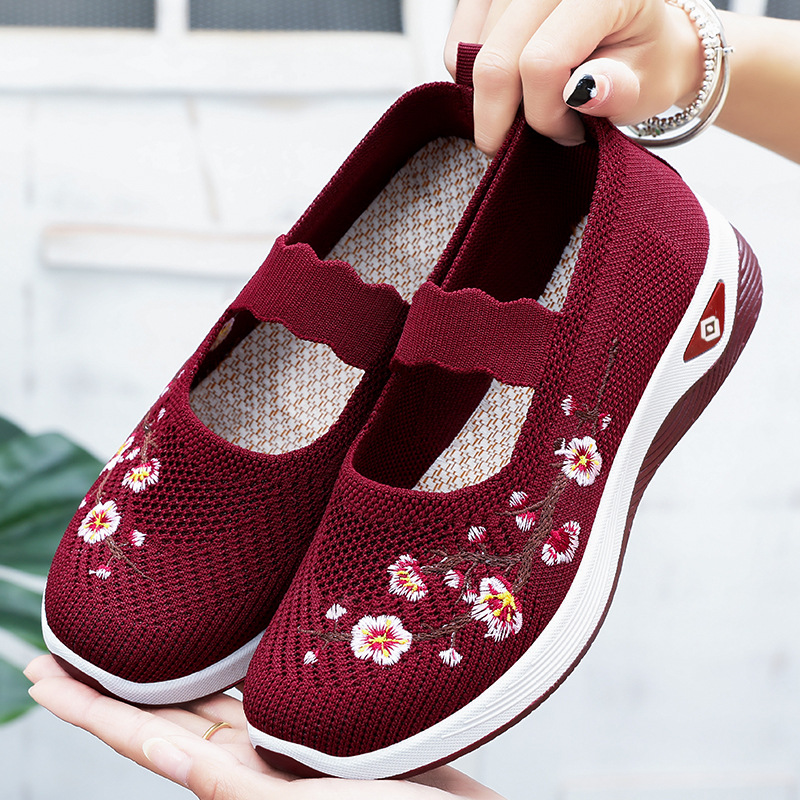 Women's shoes, versatile casual shoes, cross-border large-sized embroidered shoes, soft-soled, comfortable and not tiring to the feet, mom's shoes, flying woven single shoes Application Scenario