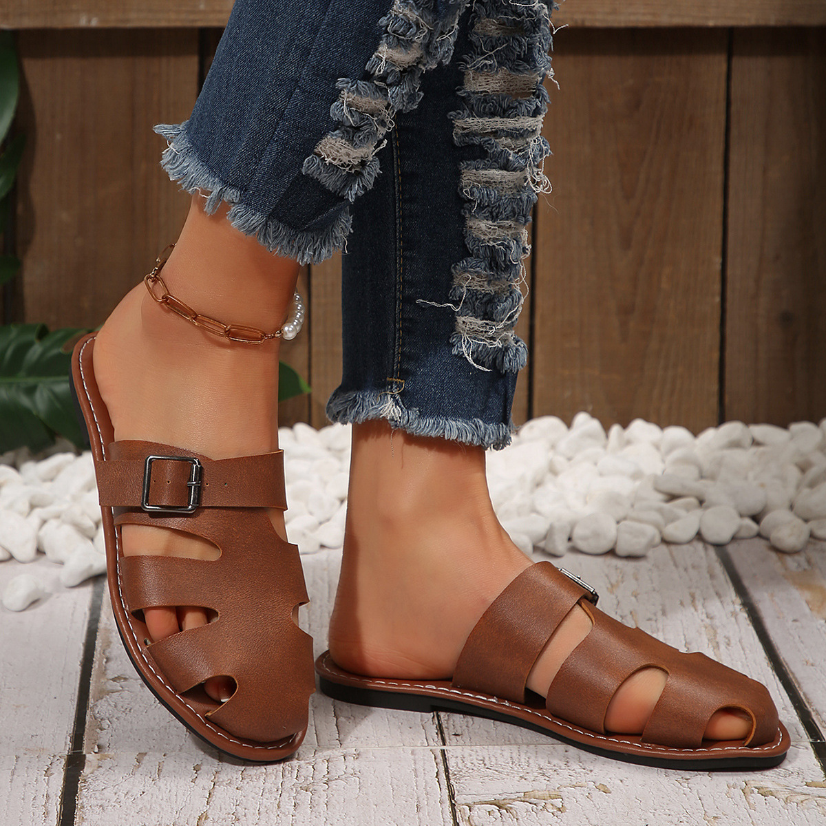 2025 European and American Baotou belt-buckle women's slippers Cross-border wish New 43-size foreign trade women's shoes summer wear beach shoes Application Scenario