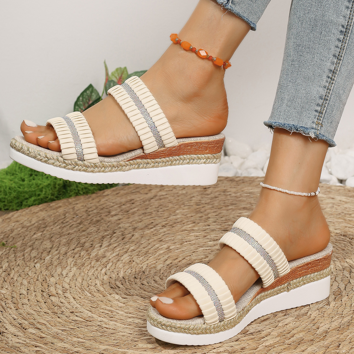 Cross-border thick-soled flip-flops, one-piece fashion, new women's large-sized wedge heel flip-flops for export in Spring and summer 2025 Application Scenario
