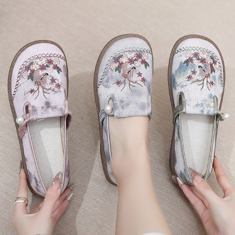 Women's shoes, versatile single shoes, ethnic style embroidered shoes, soft-soled old Beijing cloth shoes, casual shoes, shoes for middle-aged and elderly mothers Application Scenario