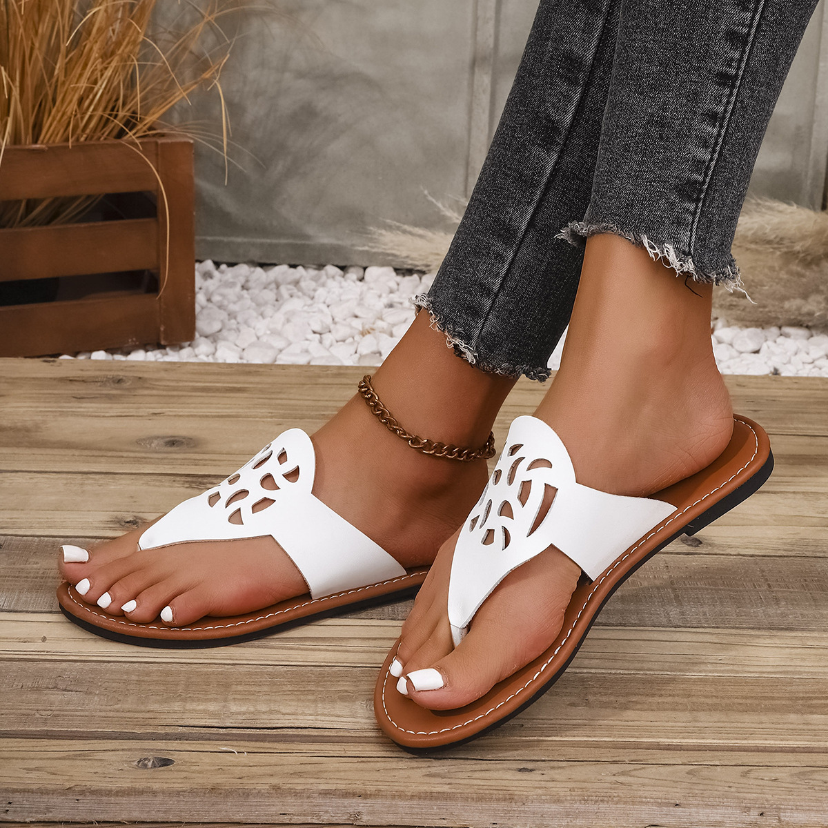 Wholesale of European and American flat-bottomed flip-flops for women, cross-border lightweight beach sandals, and Amazon herringed women's slippers details Picture