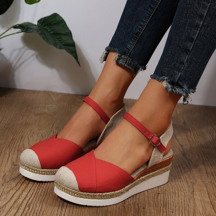 The 2023 summer new cross-border trade large-sized Baotou backheel thick-soled Roman sandals with buckles are in stock full figure