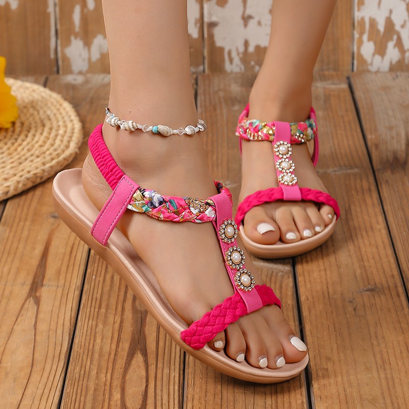 Summer 2025 flat open-toe sandals, Korean-style fashionable rhinestone anti-slip student beach shoes, women's shoe trend Application Scenario