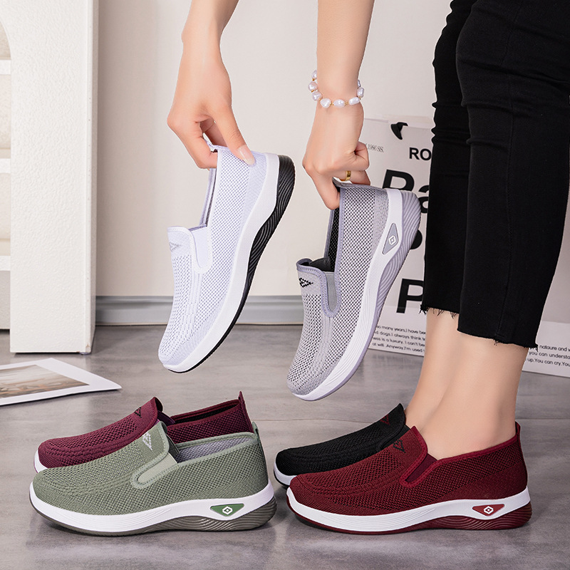 Jinshi Yuan: Women's Cross-border large-sized shoes, soft-soled casual shoes that don't cause foot fatigue, shoes for middle-aged and elderly mothers, flat shoes Application Scenario