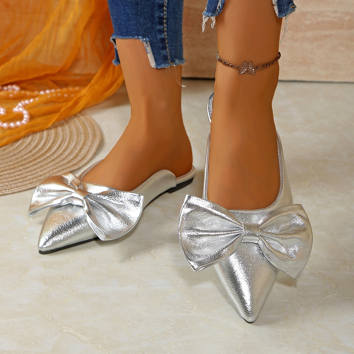 The 2025 new style of flip-flops for women's summer outerwear, pointed toe, bow, flat, lazy mules, large size full figure