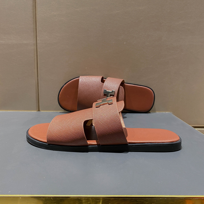 H Family's 2023 men's sandals, a versatile new style of fashionable beach slippers made of cowhide, are available at wholesale prices for export Application Scenario
