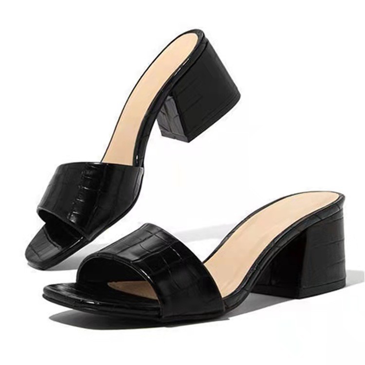 The new large-sized, thick-heeled flip-flops for women in the summer of 2023 are a fashionable European and American outdoor wear for women with exposed toes and high heels Item Picture