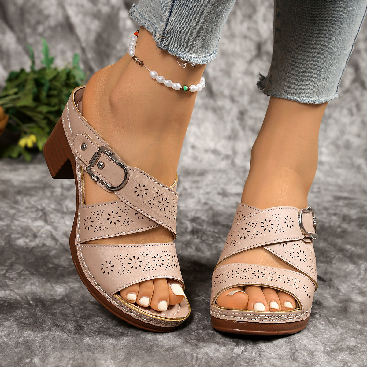 Aliexpress Independent Station Foreign trade thick-soled slippers, high heels, thick heels, round toe, casual one-shoulder wear, black slippers Application Scenario