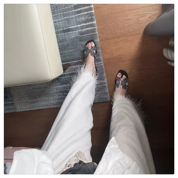 New water diamond flat slippers for women's summer outerwear, casual and lazy, thick-heeled, popular one-shoulder beach shoes. Instant delivery Specification drawing