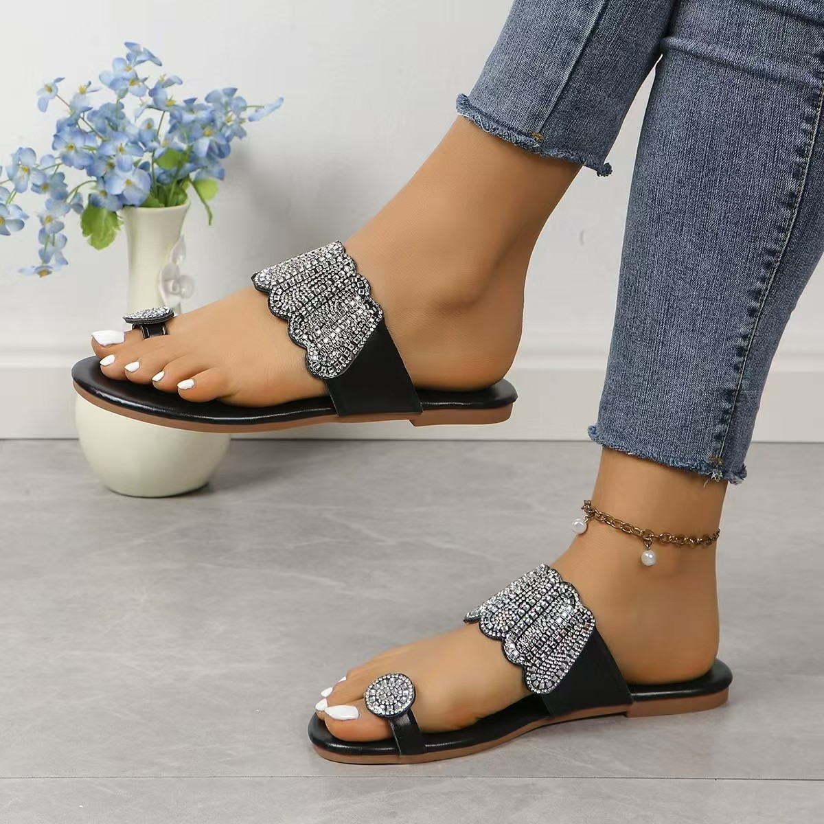 European and American export large-sized flip-toe water diamond flat sandals for women, cross-border flat heel flip-toe lightweight beach sandals details Picture