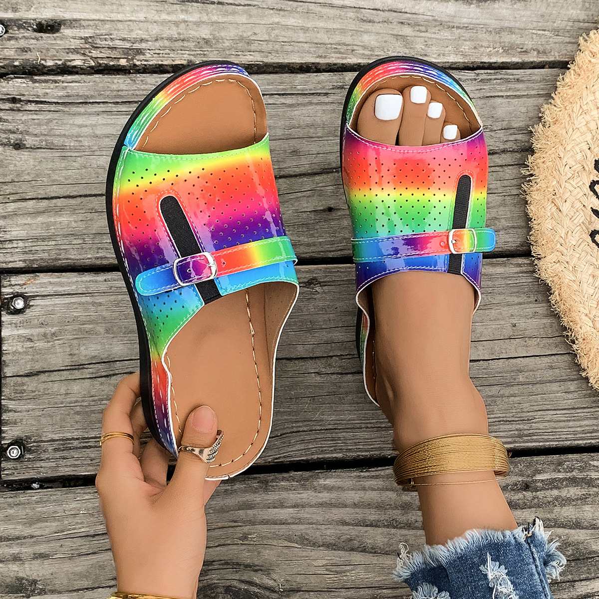 European and American Roman flip-flops for women in the summer of 2025, thick-soled with muffin, paired with skirts for casual toe-exposing, versatile for beach Application Scenario