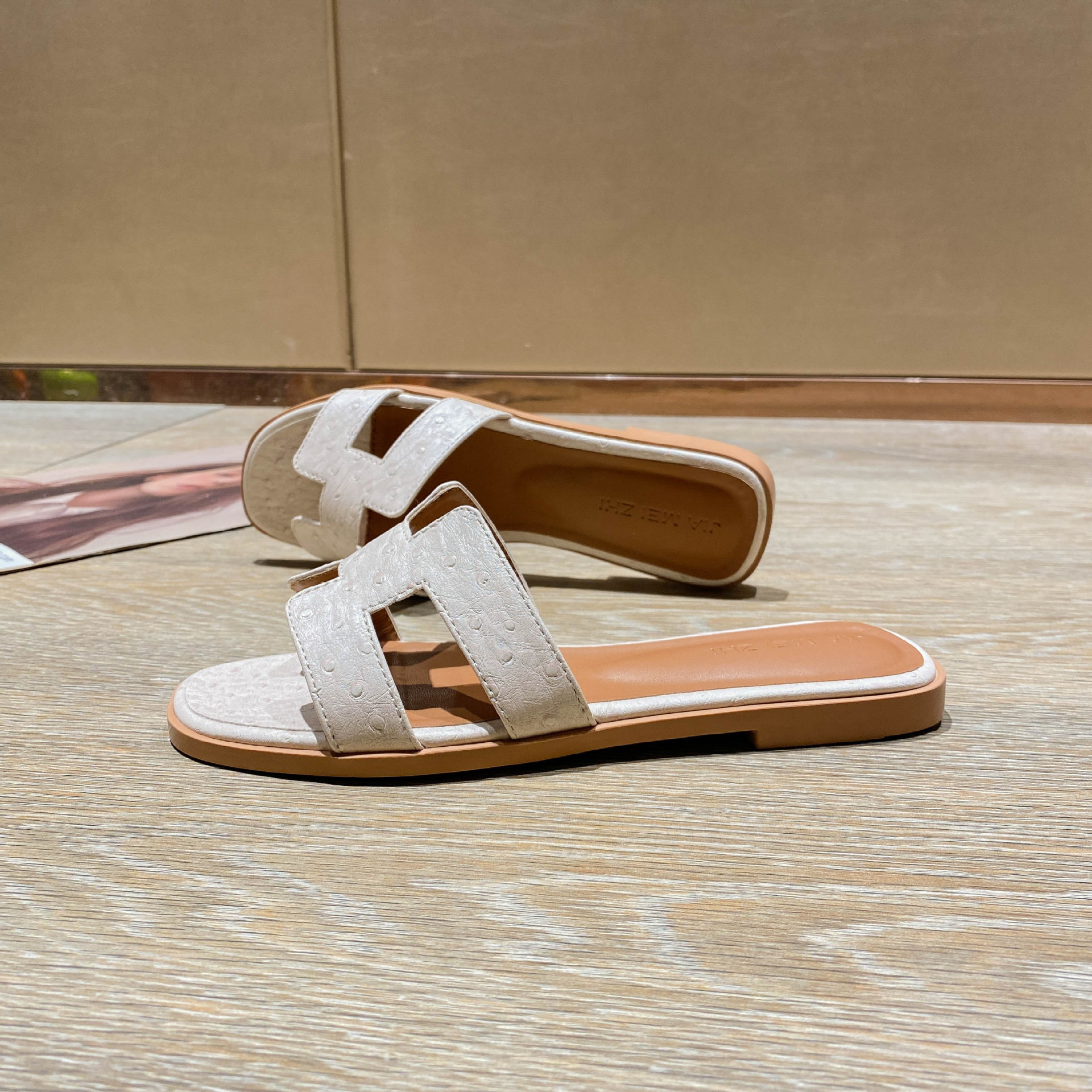 2024 Women's summer slippers with ostrich pattern, fashionable outerwear, flat beach shoes, new Korean-style, versatile beach one-character style Application Scenario