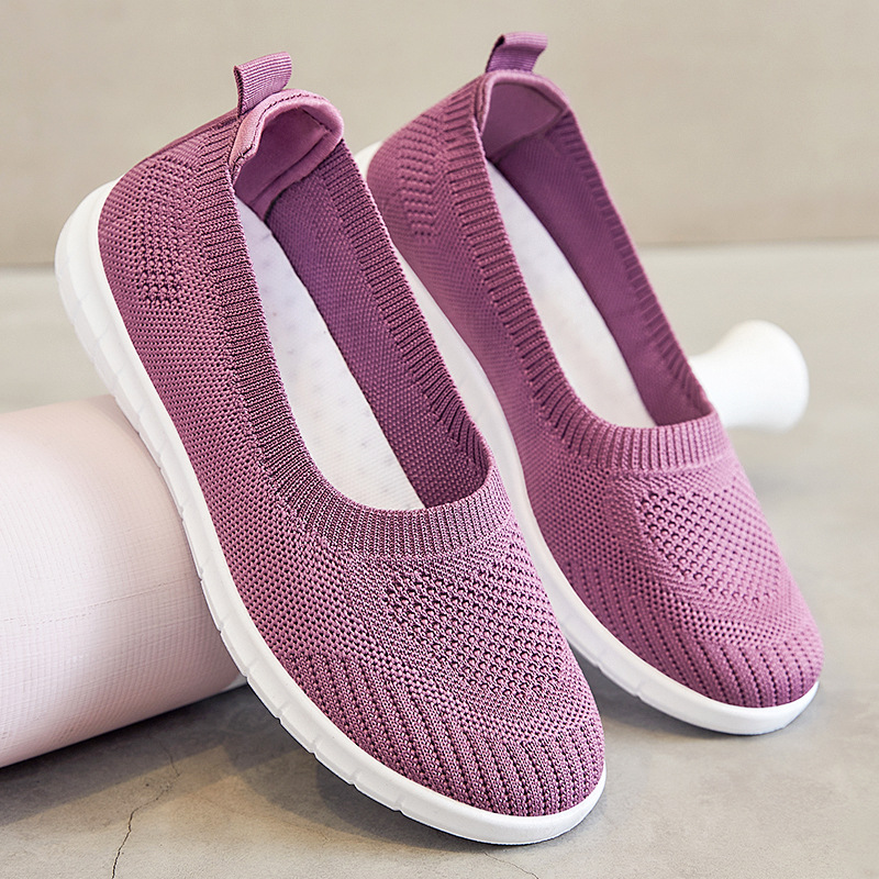 Wholesale of new summer mom shoes for women, casual flat single shoes, breathable soft soles, old Beijing cloth shoes for women full figure