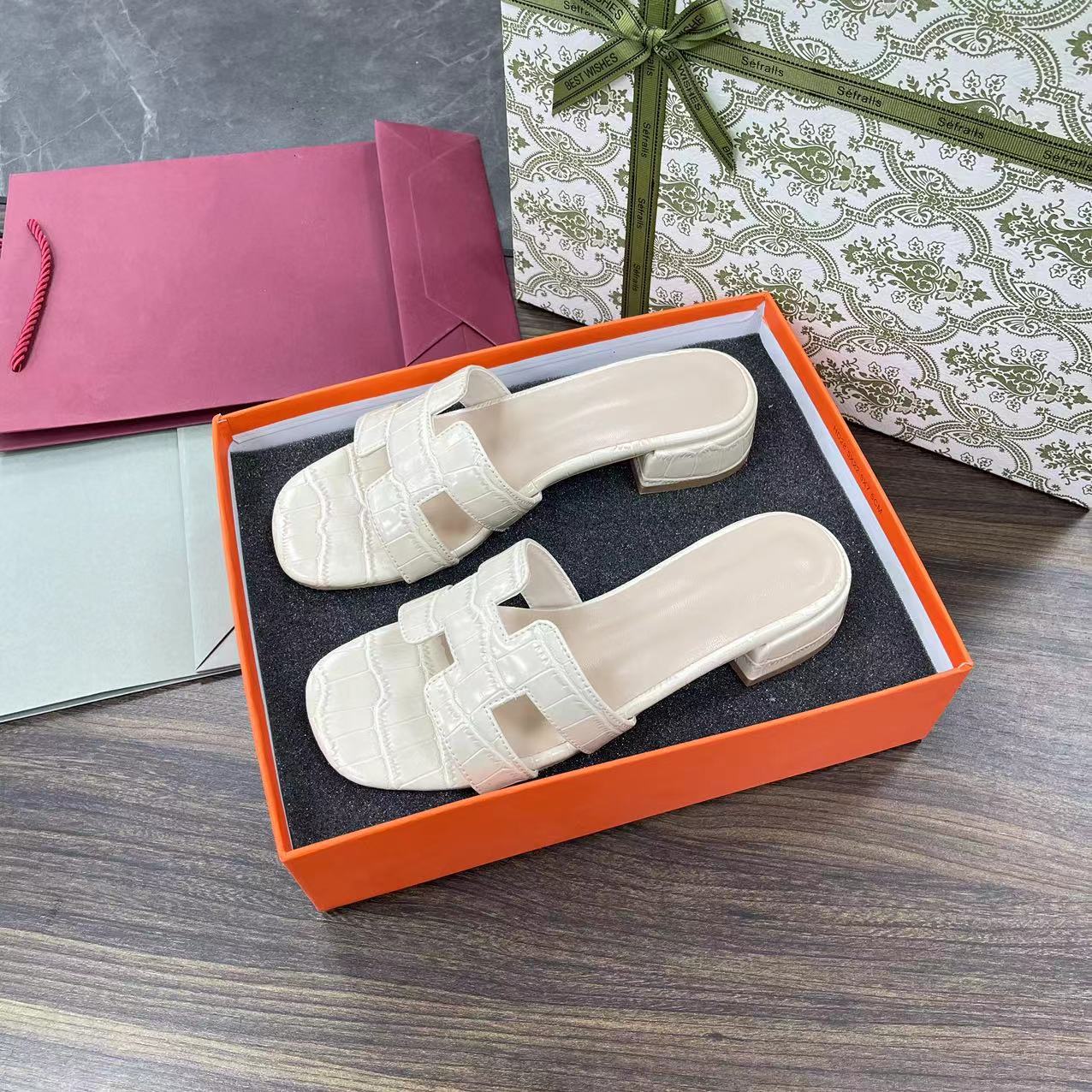 Women's outerwear with thick heels: 3 cm low-heeled sandals. New summer style 2025 versatile one-shoulder beach flip-flops full figure