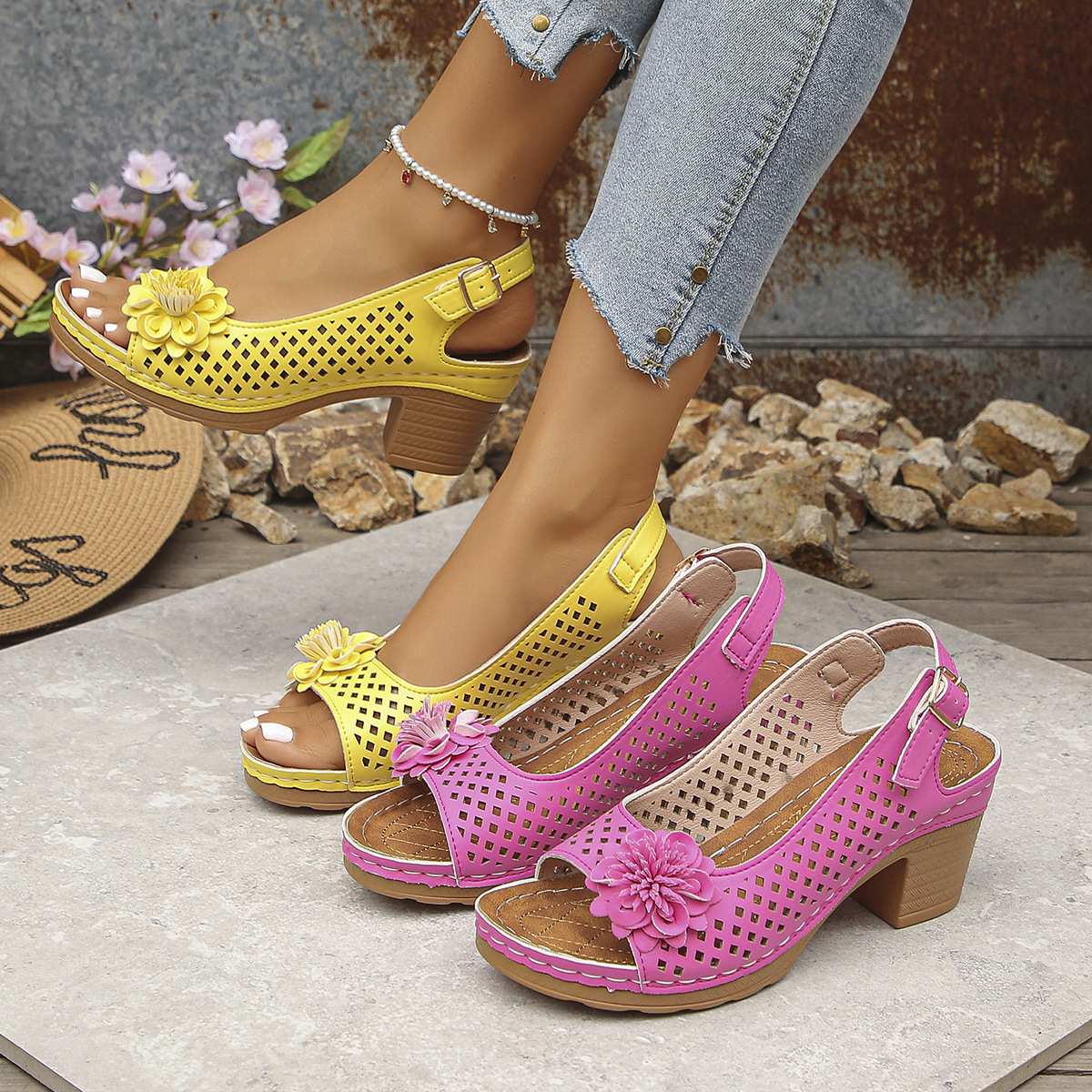 Cross-border large-sized flower-patterned high-heeled sandals for women 2025 summer new style, European and American fashion chunk-heeled buckle sandals for women details Picture