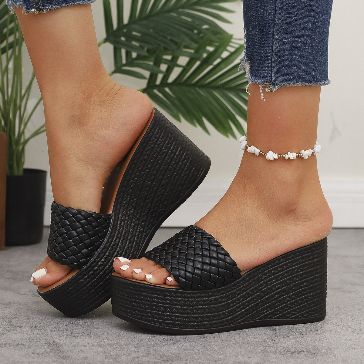 Amazon's 2025 summer new European and American slope and thick-bottomed fish-mouth one-strap woven lightweight muffin flip-flops in large size full figure