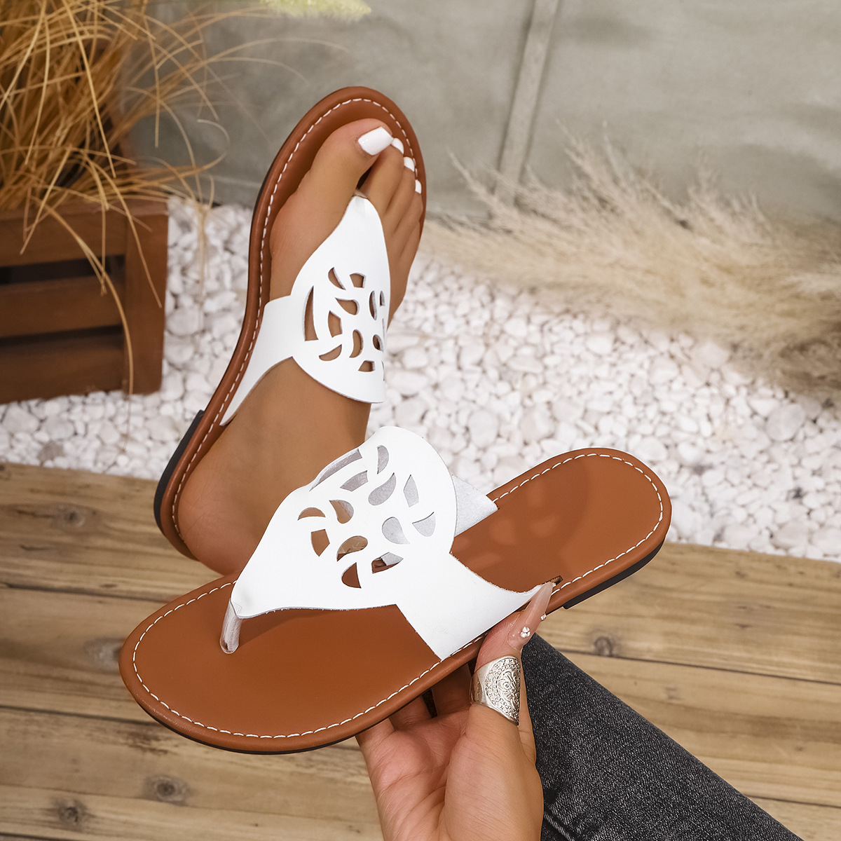 Wholesale of European and American flat-bottomed flip-flops for women, cross-border lightweight beach sandals, and Amazon herringed women's slippers full figure