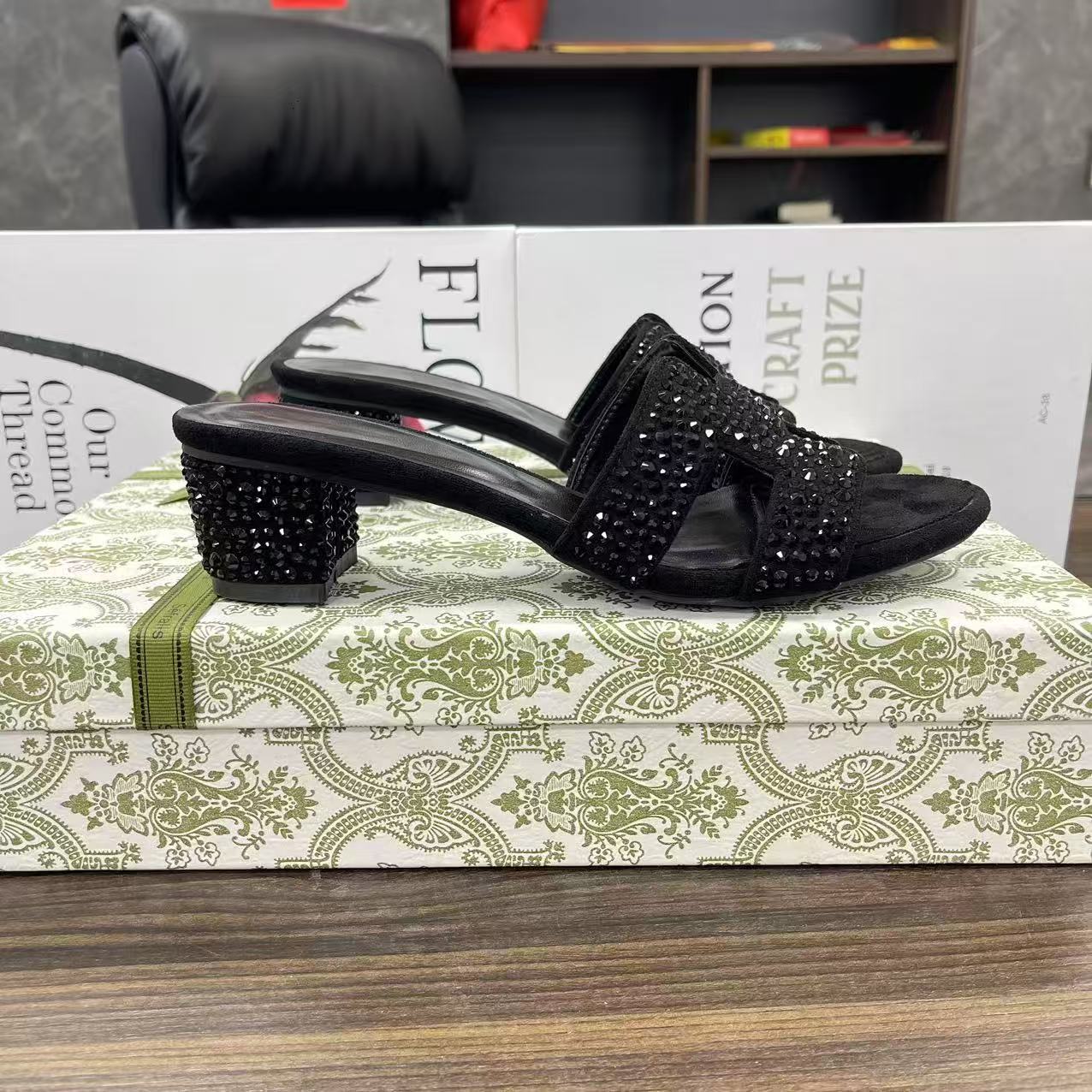 In 2025, the new style of popular one-shoulder slippers for foreign trade, high-heeled slippers for women, genuine leather outerwear, and beach cooling slippers Specification drawing