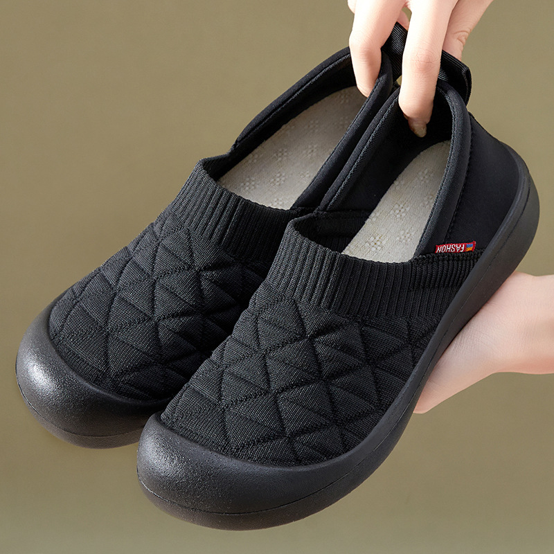 Spring 2025 new style of old Beijing cloth shoes for women, breathable and anti-slip, one-step mom shoes, soft-soled casual women's shoes Application Scenario