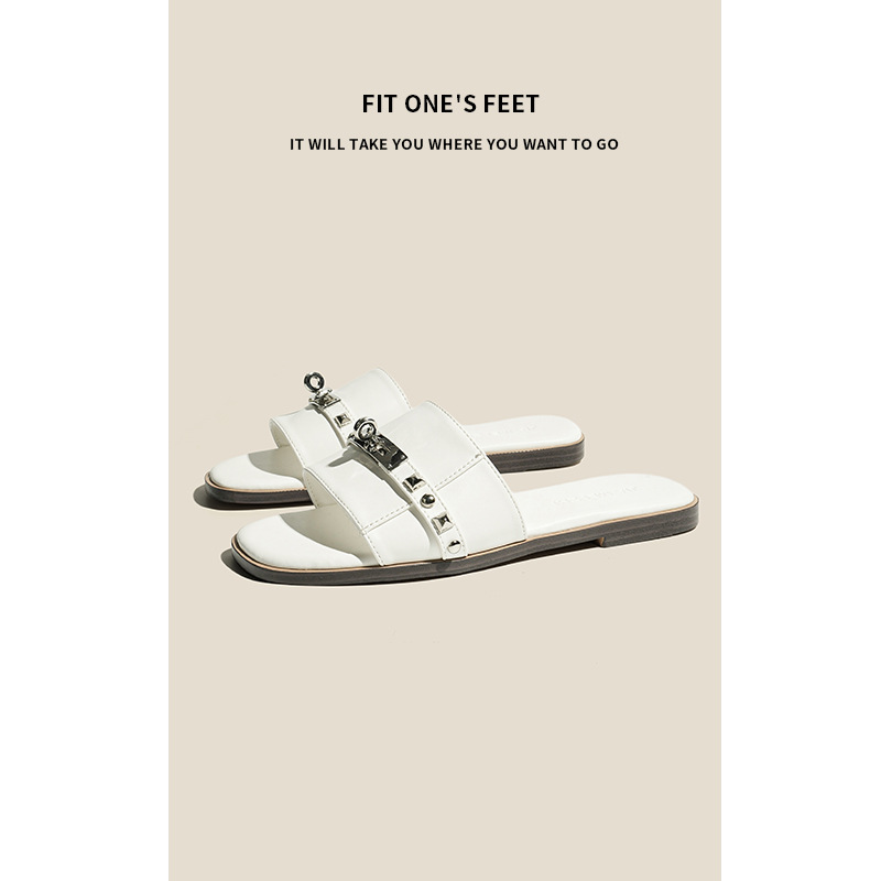 Spring 2025 new open-toe gold lock one-piece flip-flops for women, flat-bottomed fashionable outerwear, wholesale in stock Application Scenario