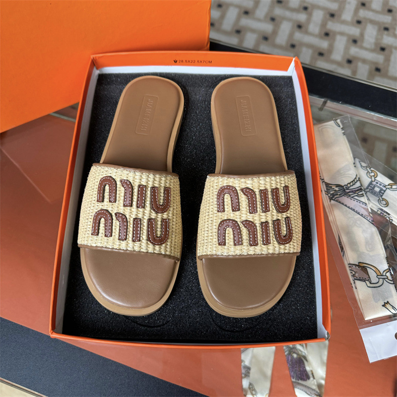 In the sweltering summer of 2024, the Amu family's vacation letter-woven flat beach casual flip-flops women's shoes are worn outside full figure
