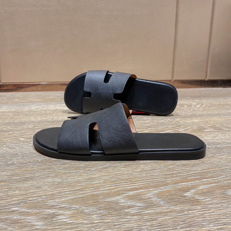 In 2023, the classic high-end slippers for men's outdoor wear exude a sense of sophistication. The h cool flip-flops are a trend for summer beach travel sandals details Picture