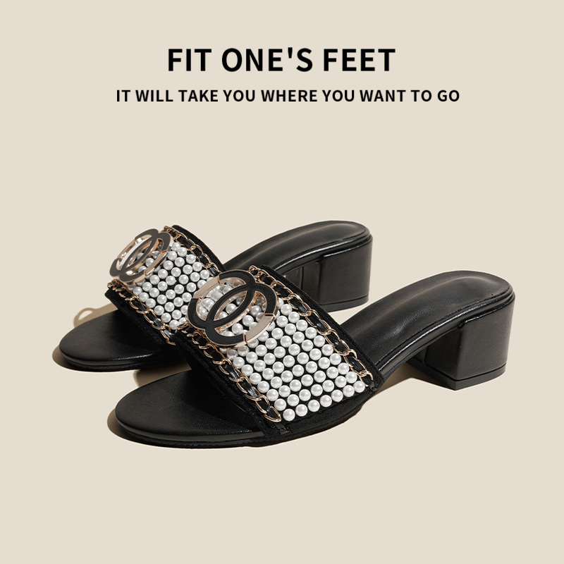 Double C Light Luxury Pearl Metal buckle One-shoulder Slippers 2025 Summer New style beaded flip-flops Simple fashion for women details Picture