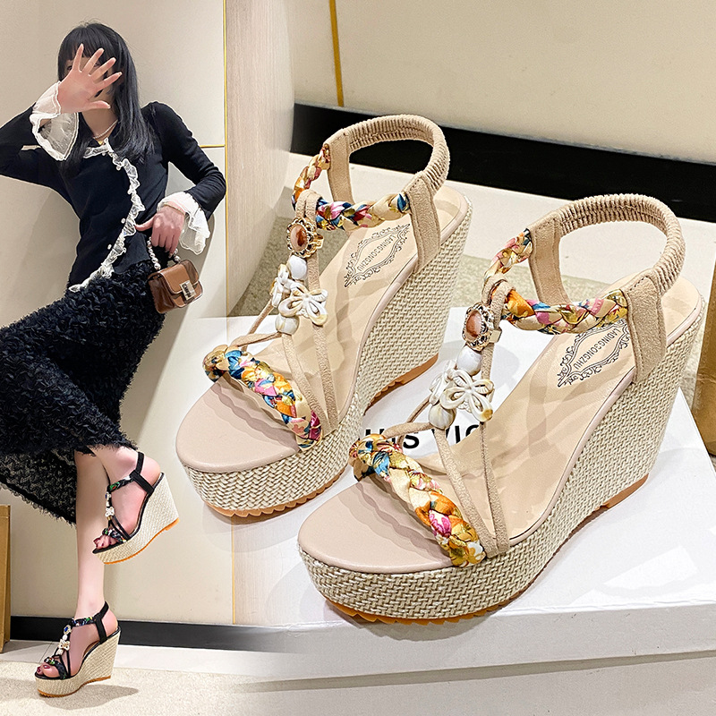 Wedge heel sandals, cross-border large-sized woven flower beach sandals, thick-soled sponge shoes, new European and American small-sized women's shoes full figure