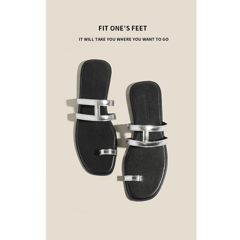 This is a trendy and simple leather flip-flop for women to wear outside in summer. It is a flat-bottomed flip-flop and a French-style beach flip-flop full figure