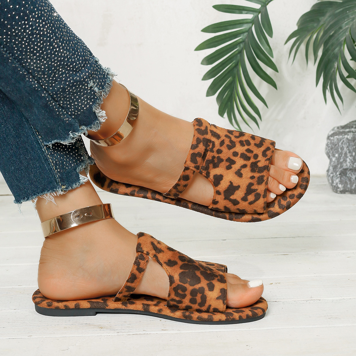 Petite flat, open-toe leopard print one-shoulder slippers for women to wear outside in summer, a new type of flat and fashionable flip-flops in 2025 full figure