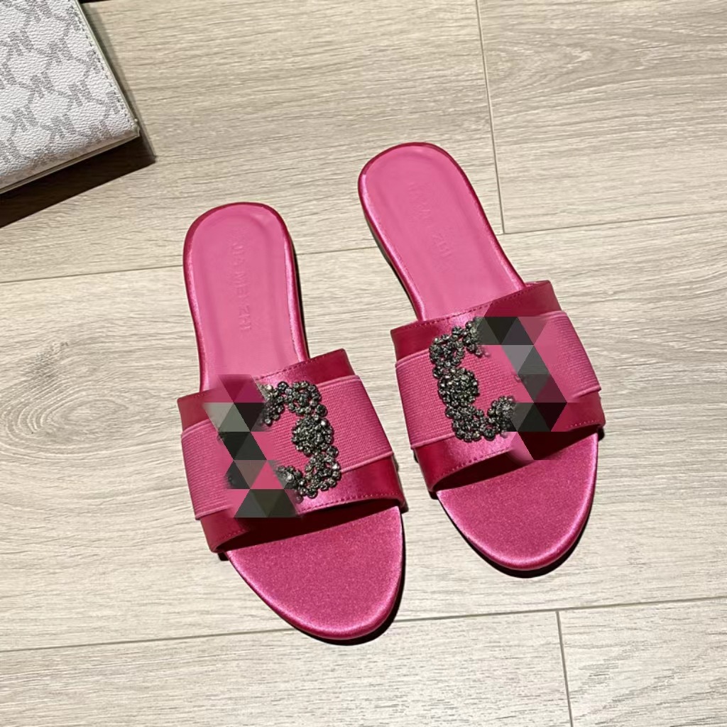 2024 Export Wholesale MB water diamond flat Slippers, fashionable anti-slip cool slippers, simple and elegant outdoor slippers for women Application Scenario