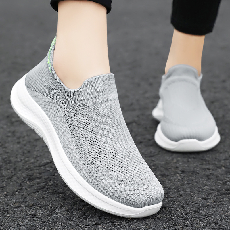 This is a versatile women's shoe with a soft sole that doesn't get your feet tired. You can wear it casually with just one step. It's a new trendy soft-soled Feizi women's shoe details Picture