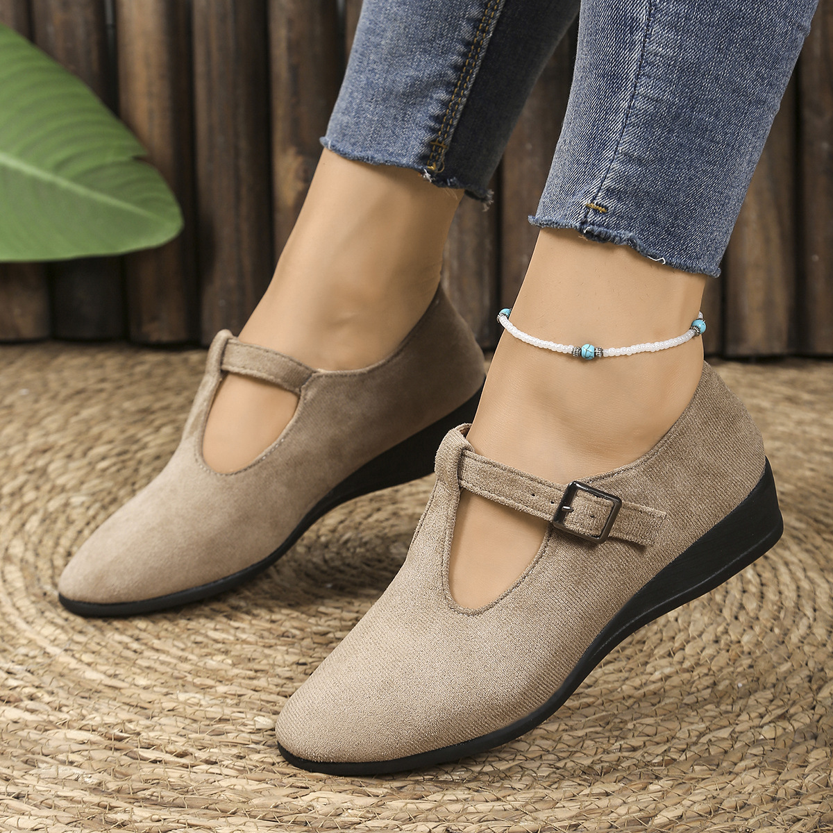 Wholesale of new large-sized single shoes for women in the autumn cross-border European and American style, pointed-toe shallow-mouth buckle wedge heels Application Scenario