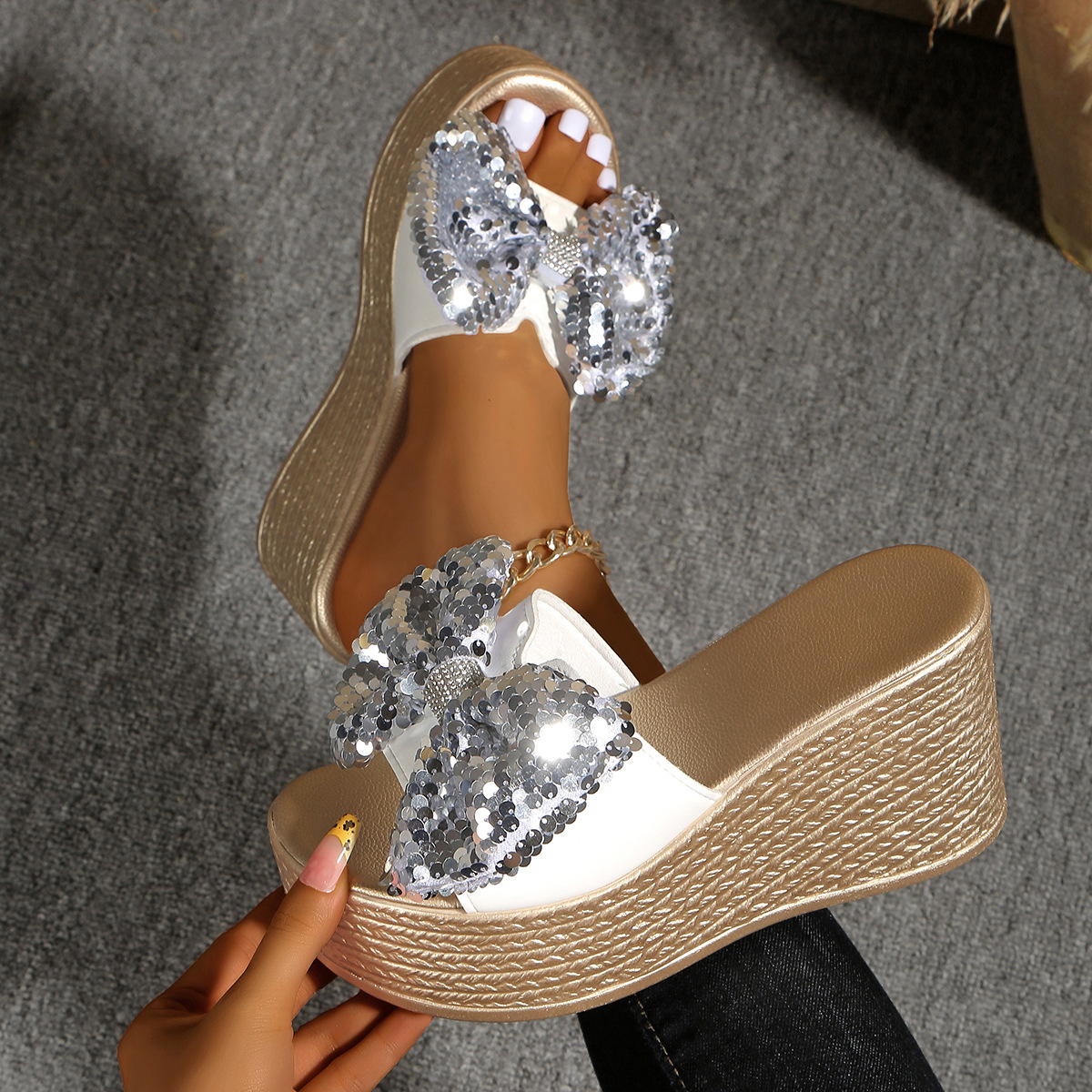 Thick-soled slippers for women's summer outerwear with bows, lazy high-heeled one-shoulder flip-flops, a new style of sloping heels for women in 2025 Application Scenario