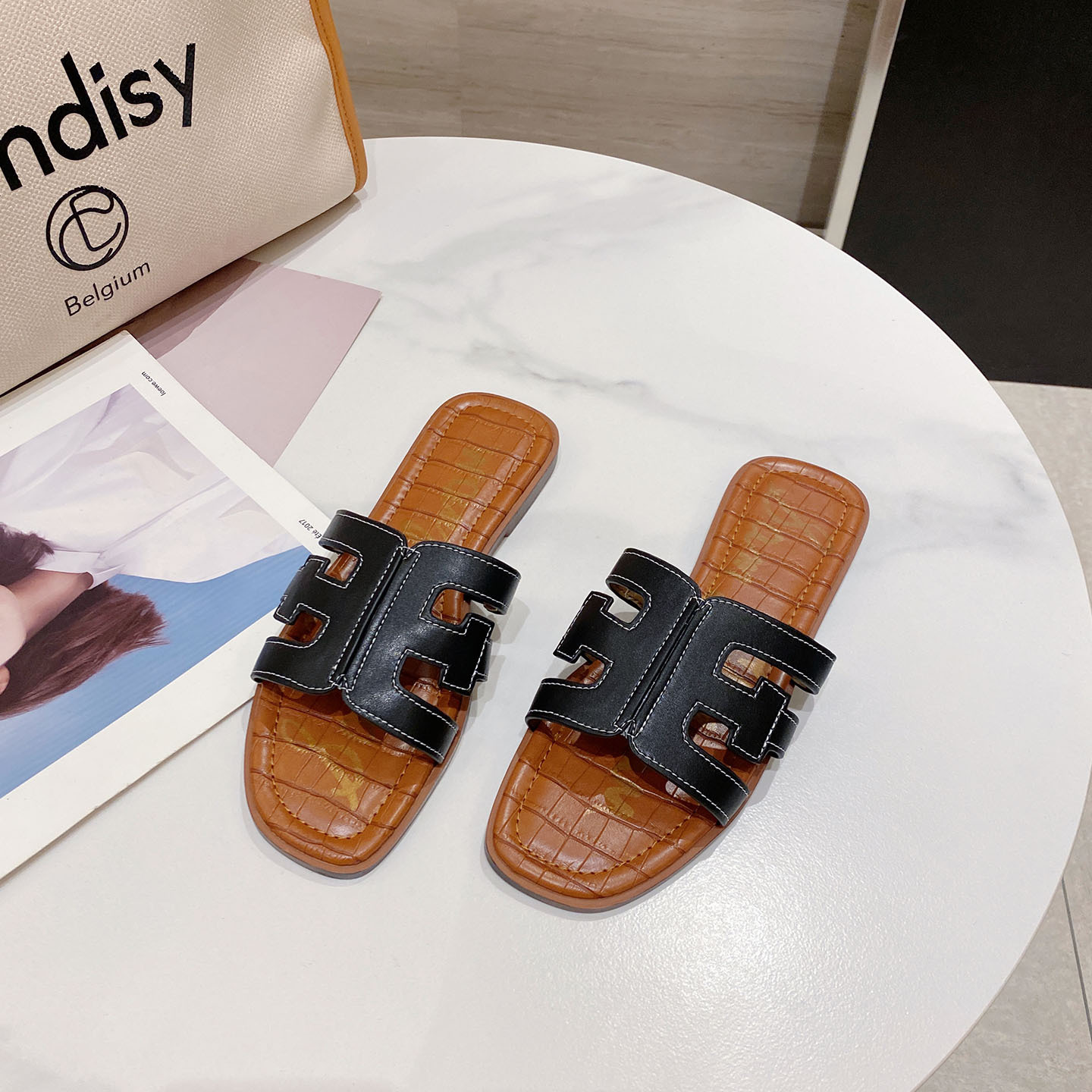 2023 Travel Size Summer New Cool flip-flops women's summer outerwear flat beach slippers Women's flip-flops flat and comfortable Application Scenario