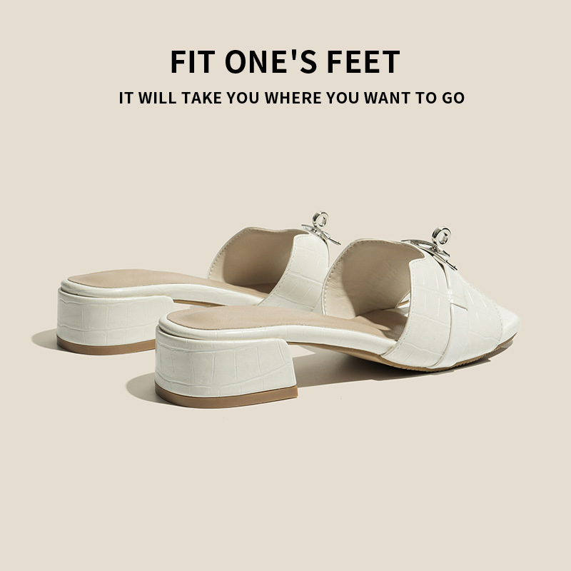 In the summer of 2025, women wear high-end French flip-flops with small gold buckles and crocodile patterns. These are chunky-heeled beach slippers Application Scenario