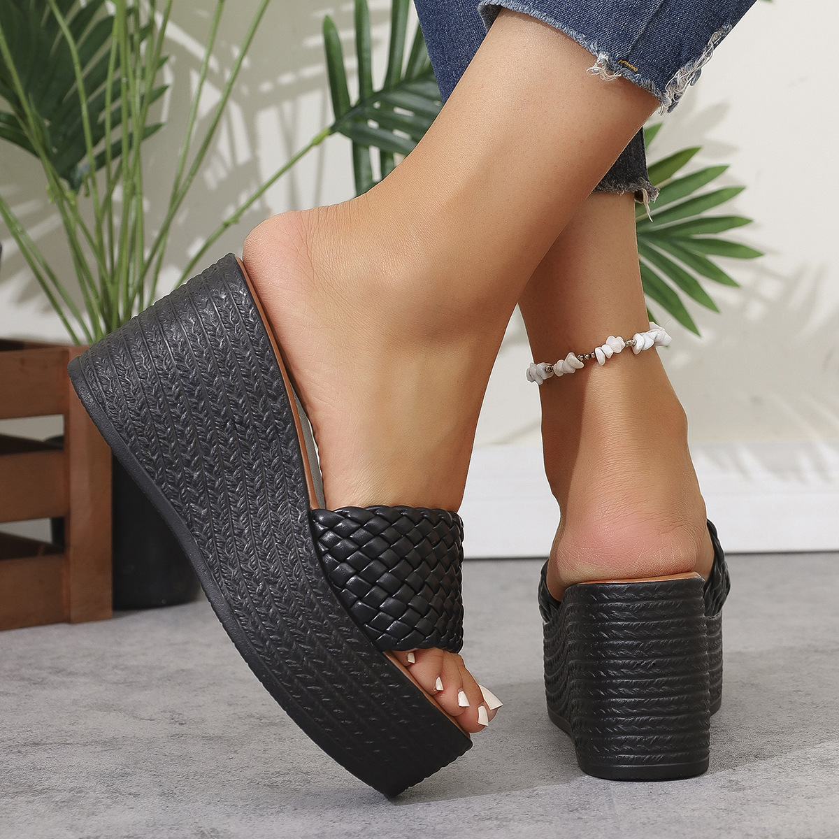 Amazon's 2025 summer new European and American slope and thick-bottomed fish-mouth one-strap woven lightweight muffin flip-flops in large size details Picture