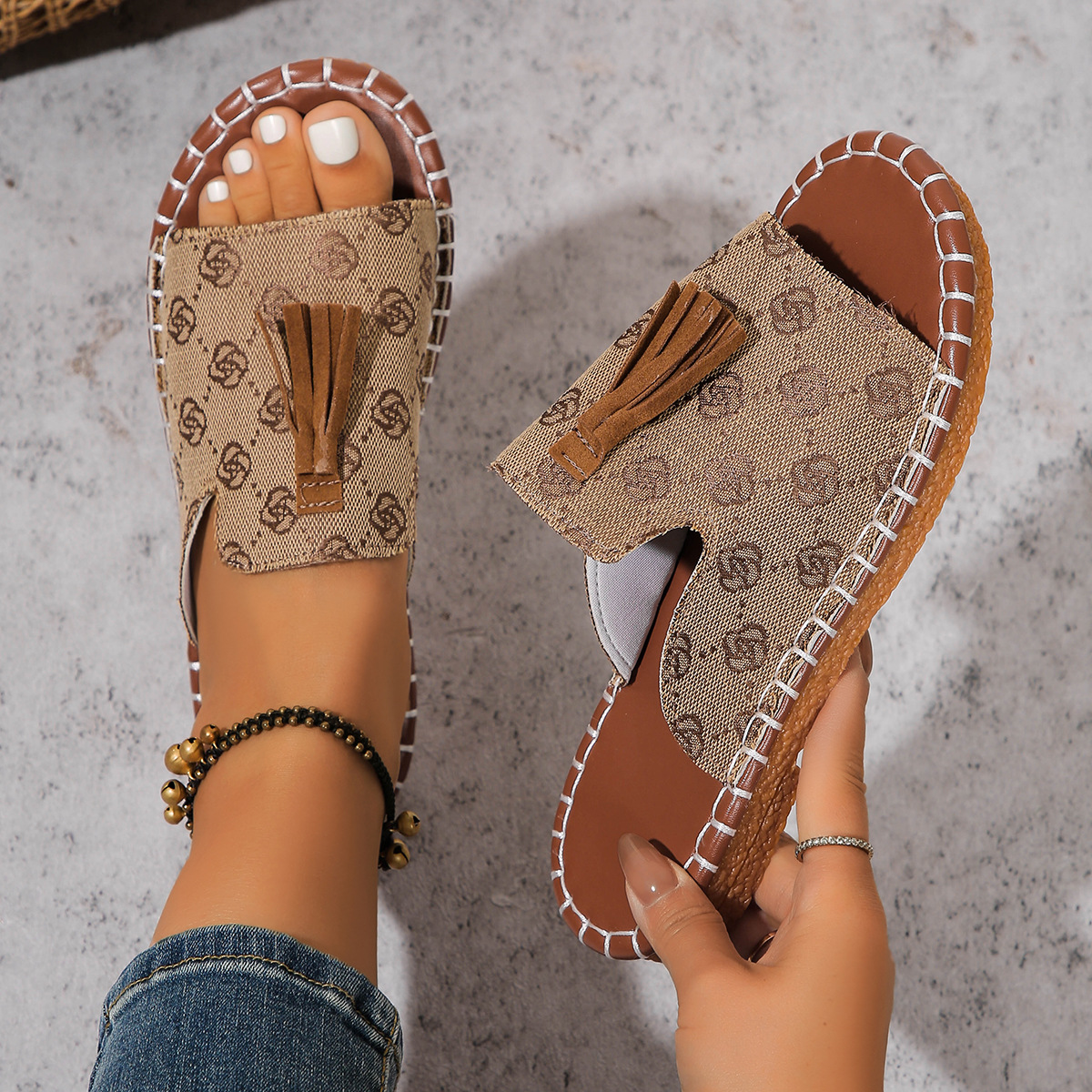 New sweet fringed flip-flops for women in summer 2023 from European and American foreign trade, casual outdoor beach shoes for European and American women Application Scenario