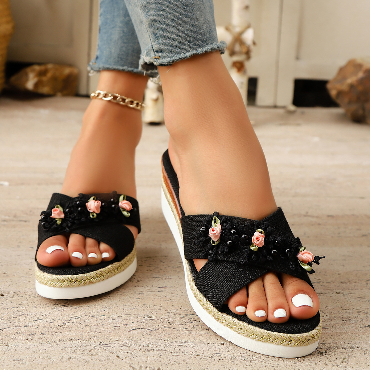Wholesale of large-sized thick-soled wedge heels and crossed fish-mouth flip-flops for women in European and American style casual wear Specification drawing