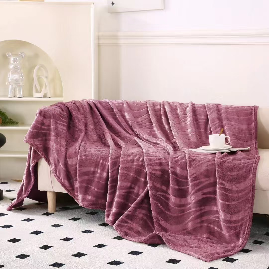 The home textile velvet blanket is soft and warm. It can be used as a blanket for winter. There are multiple colors to choose from for bed blankets. It is a comfortable and warm home blanket Specification image