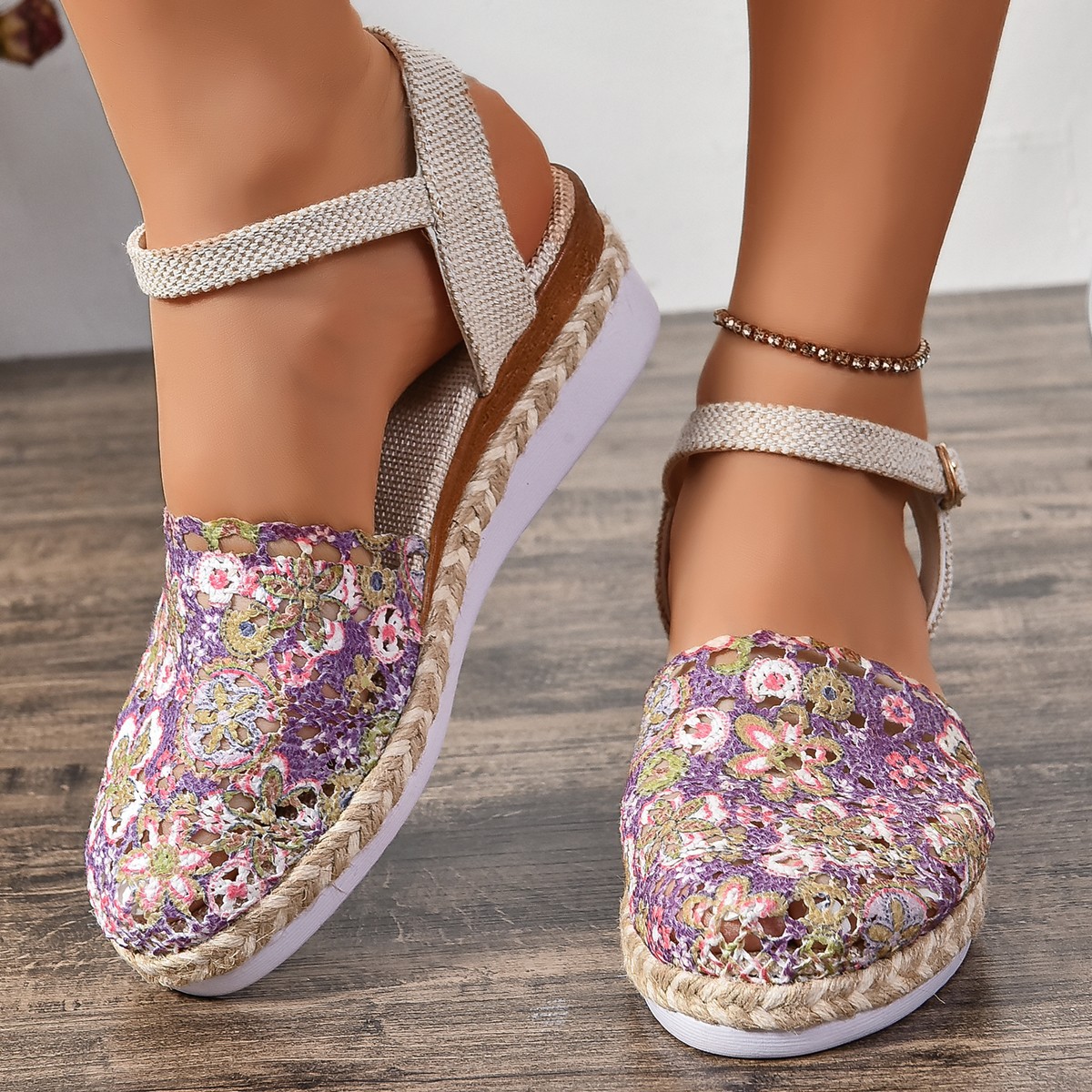 European and American export large-sized wedge heel sandals for summer 2024, new style of Baotou woven one-shoulder buckle women's sandals in stock details Picture
