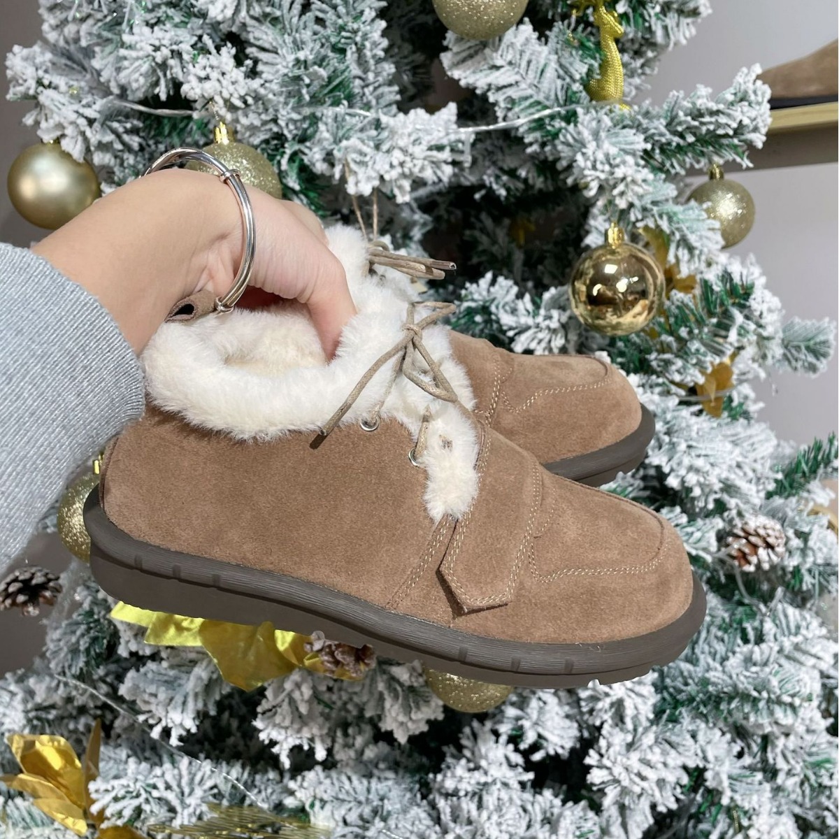 2023 Winter cowhide round toe insole height-increasing snow boots for women, retro lace-up warm sheepskin style snow boots Application Scenario